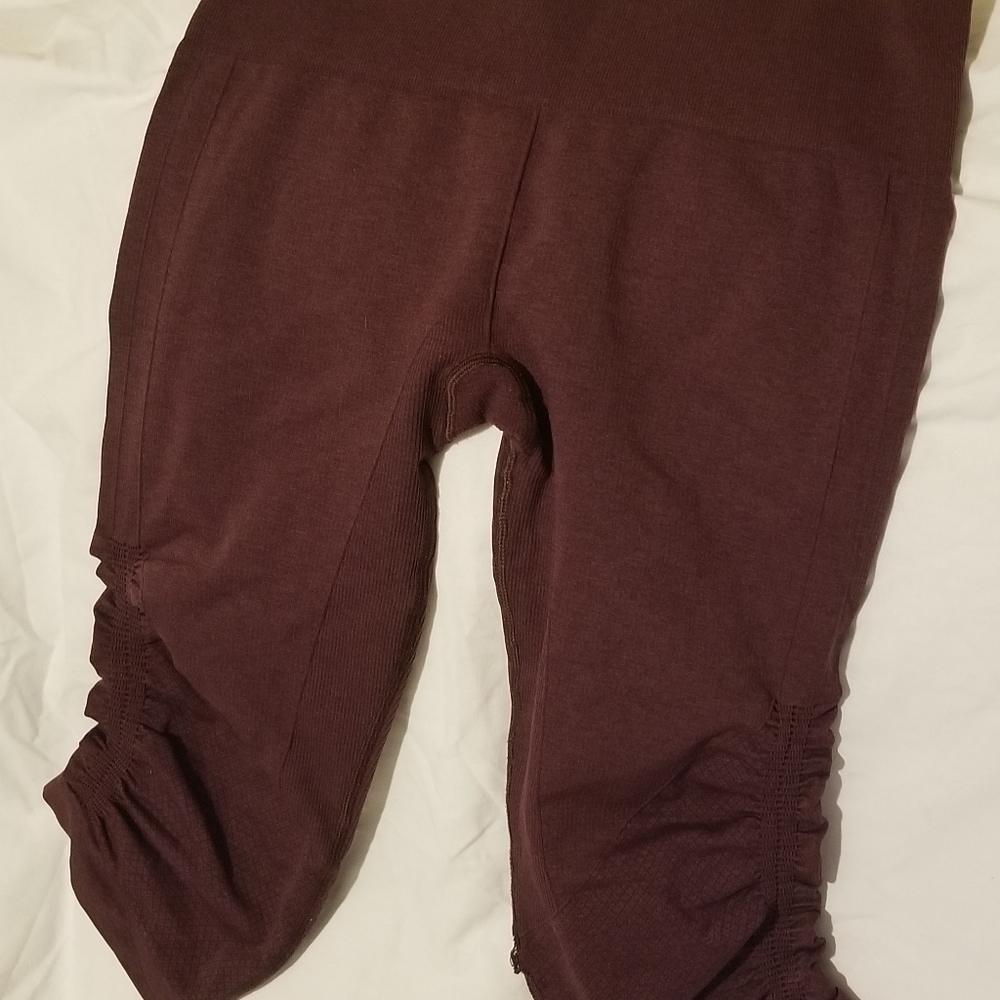 Lululemon Capri Leggings Maroon with Ruching sz. S